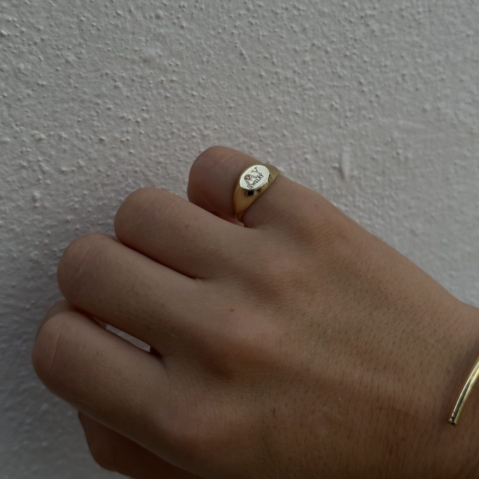 טבעת פינקי בצבע זהב עם חריטה