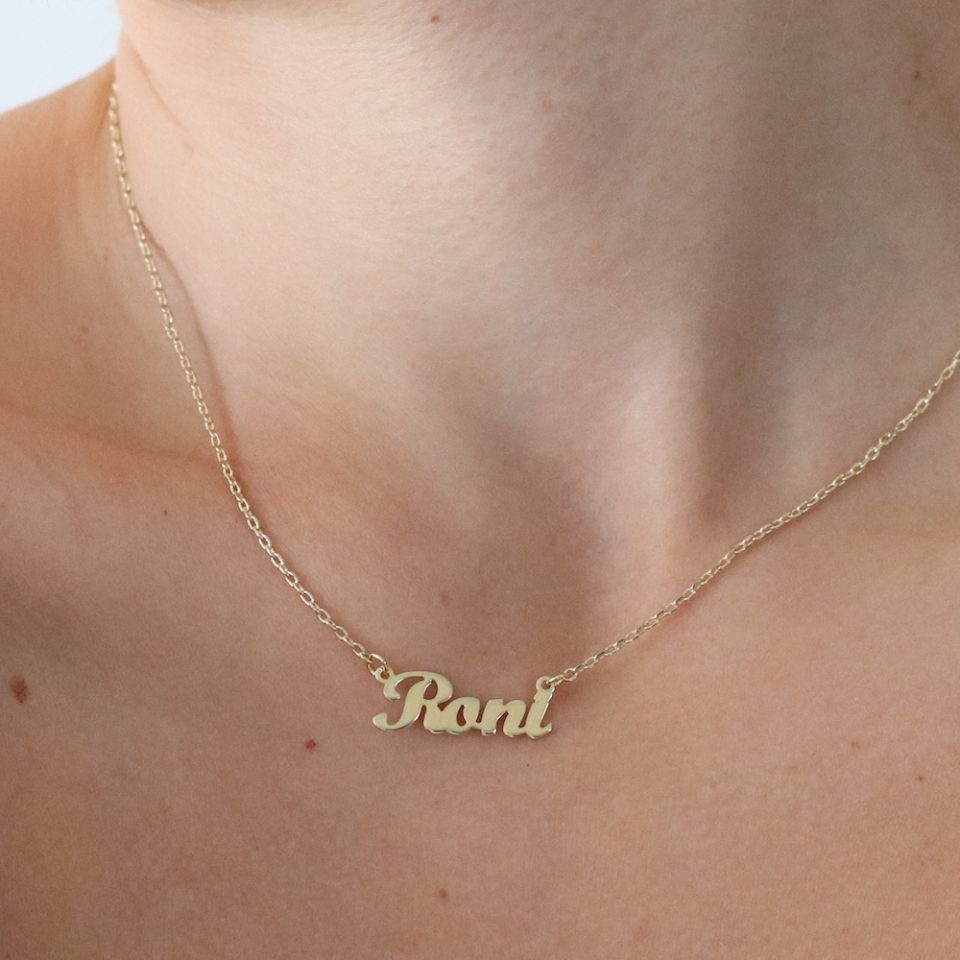 שרשרת שם קטנה באנגלית בציפוי זהב