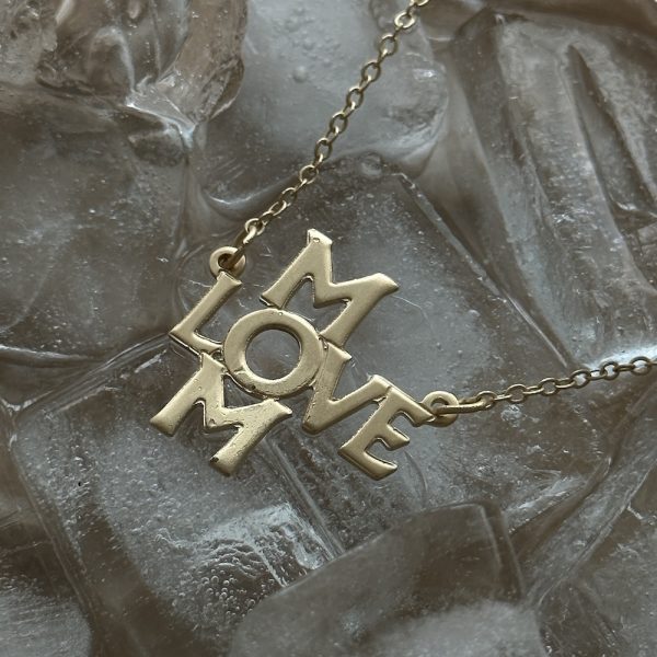 שרשרת עם תליון love mom צבע זהב מונח על קוביות קרח
