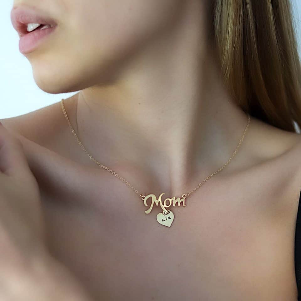 שרשרת לאישה עם תליון עם הכיתוב mom ותחת תליון לב מחובר שעליו ניתן לחרוט משהו אישי