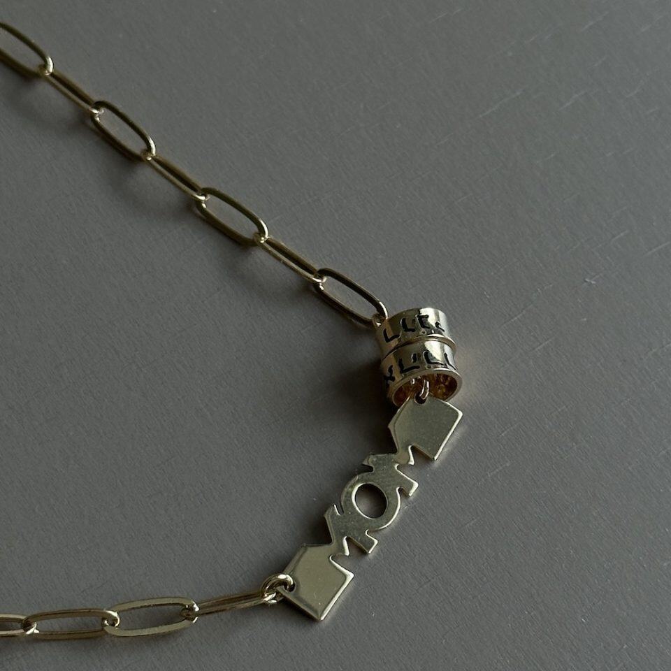 שרשרת לאישה עם הכיתוב mom וחרוזים עם שמות הילדים