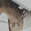 שרשרת עם תליונים בצורת מנעול ולב משובץ