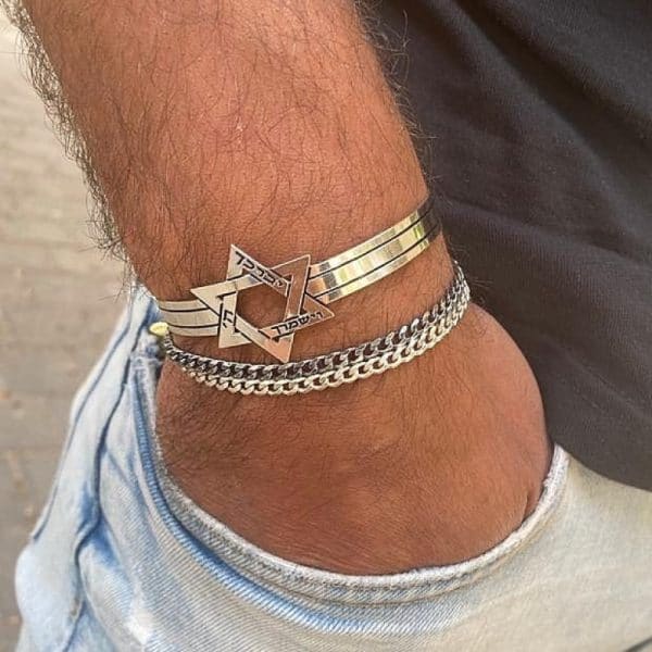 גבר עם צמיד קשיח ובאמצע דוד קשיח