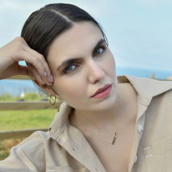 שרשרת לאישה עם תליון מלבן אינפיניטי עדין עם אינפיניטי נוסף מעוצב. ניתן לחרוט שמות, תאריכים או כל דבר אחר