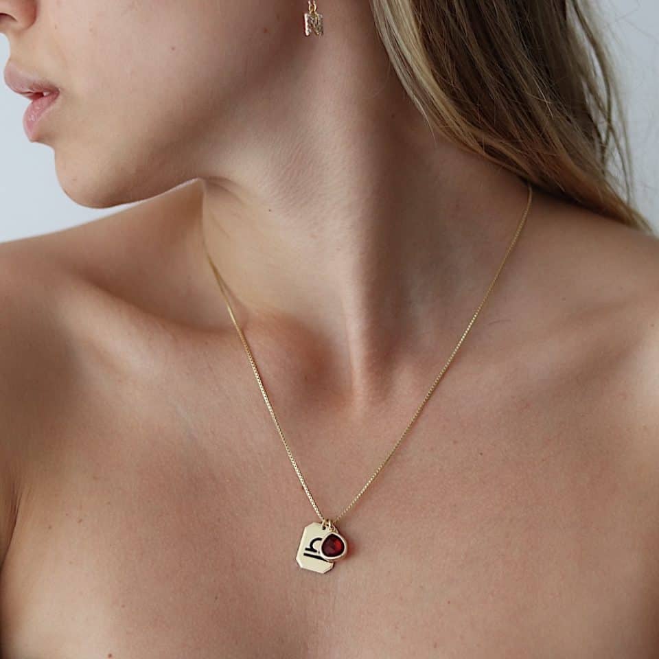 שרשרת עם תליון מלבן וחריטת המזל ואבן צבעונית