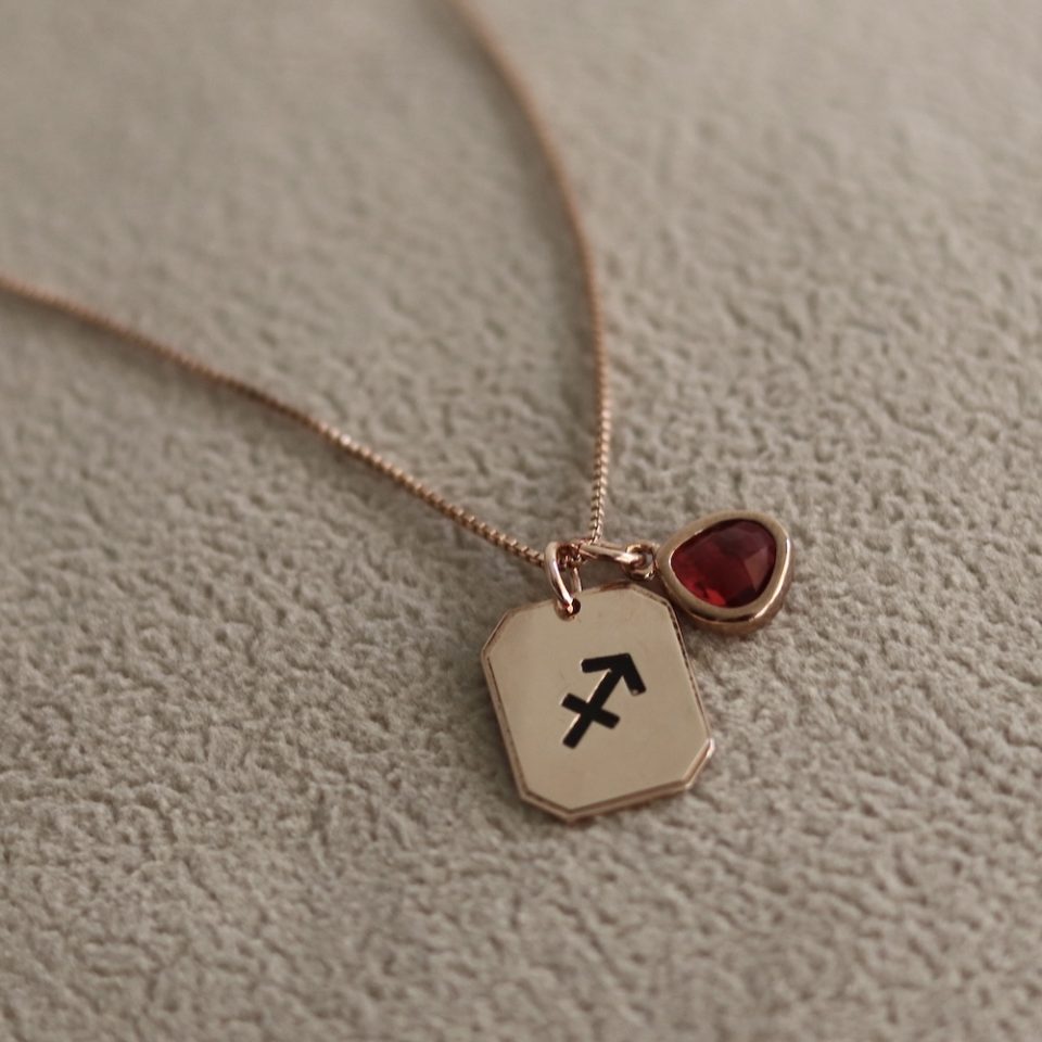 שרשרת מזל קשת בזהב אדום עם תליון אבן אדומה