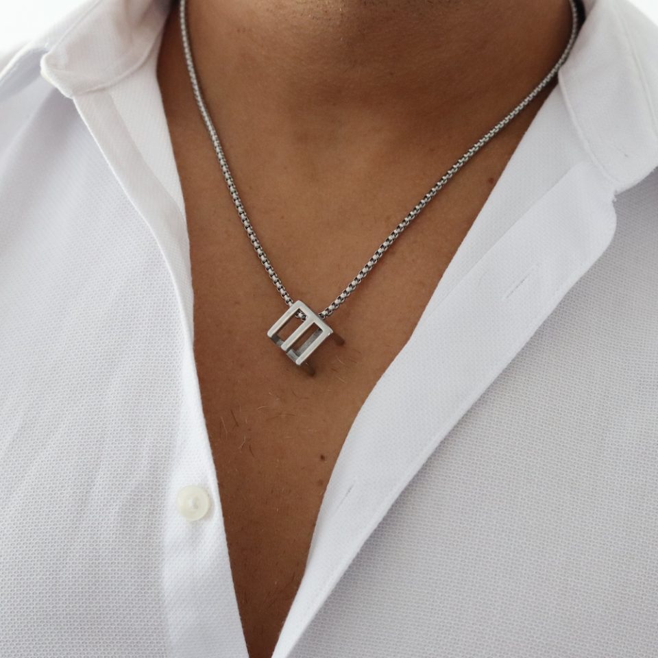 שרשרת לגבר עם תליון בצורת קוביה בצבע כסף