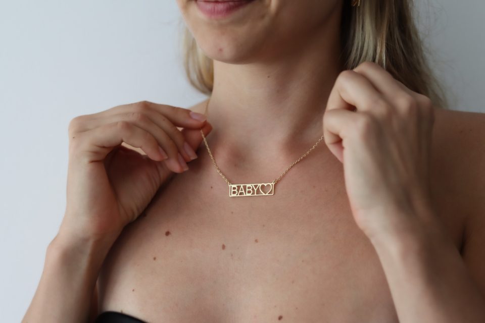 שרשרת שם עם לב בתוך מסגרת