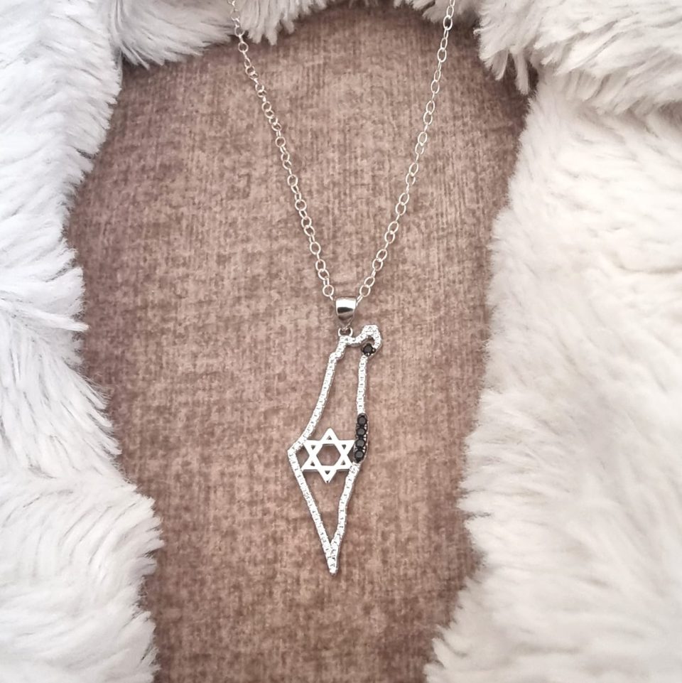 שרשרת עם תליון משובץ בצורת מפת ארץ ישראל