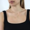 אישה עם שרשרת ותליון משולב סמל אוקראינה וסמל מגן דוד