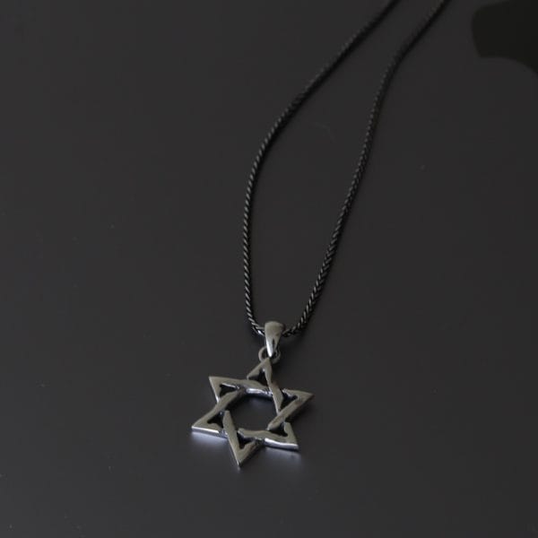 שרשרת מיוחדת לגבר עם תליון מגן דוד בכסף מושחר