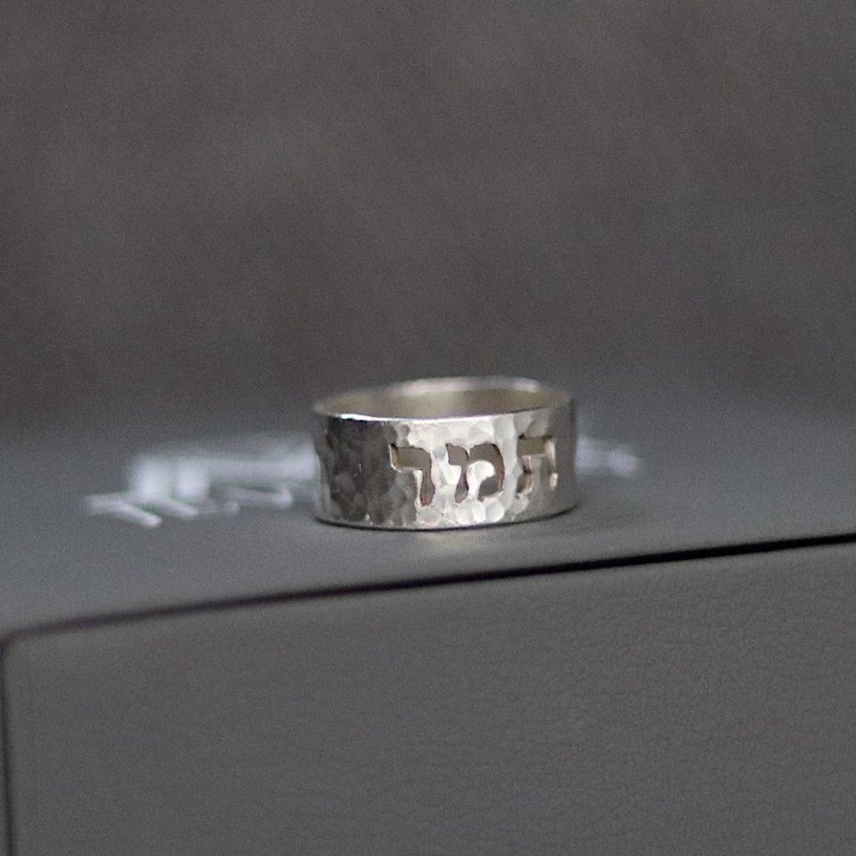 טבעת כסף מרוקעת רחבה בעיצוב אישי בצורת חיתוך בטבעת