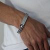 צמיד חוליות לגבר בצבע כסף עפ פס באמצע לחריטה אישית