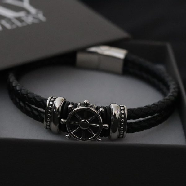 צמיד עור שחור לגבר עם תליון הגה של סירה