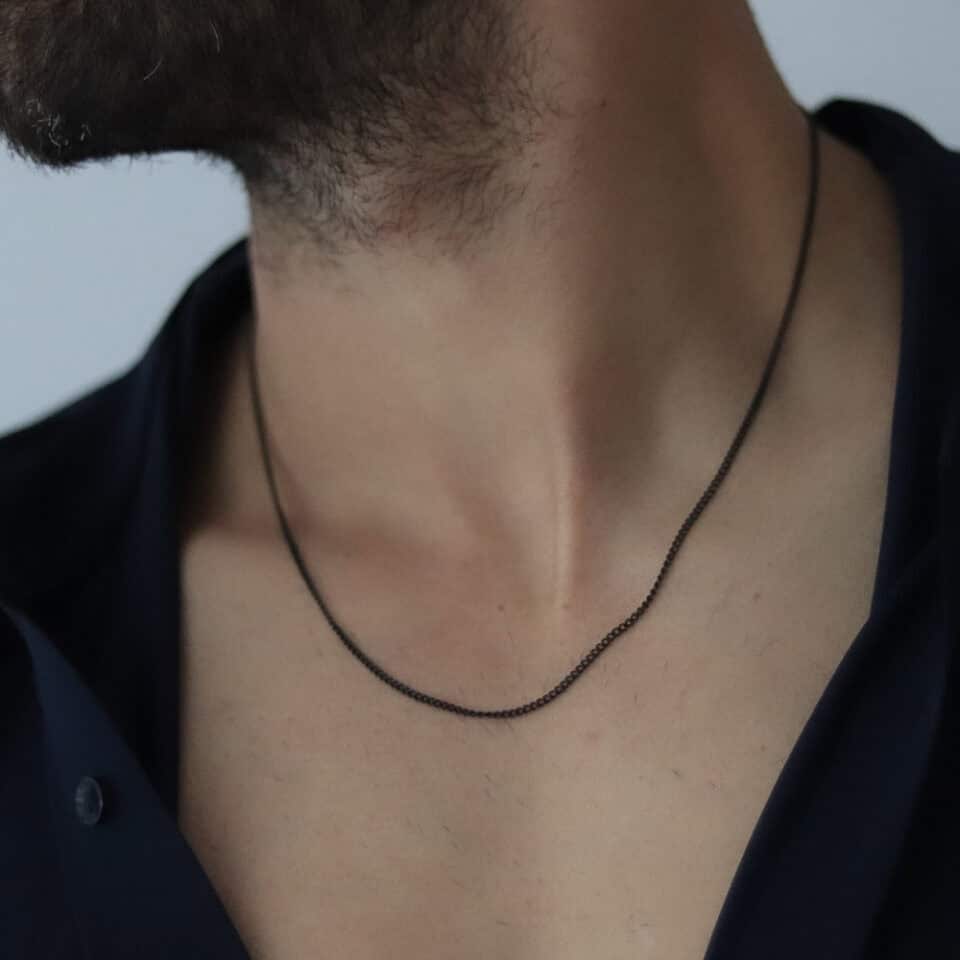 שרשרת לולאות שחורה לגבר