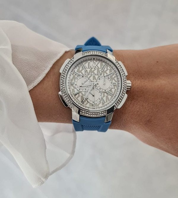 שעון יד לאישה מייקל קורס רצועות סיליקון צבע כחול ולוח מחוגים לבן