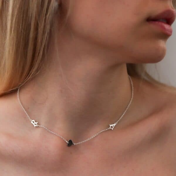 שרשרת אותיות ולב