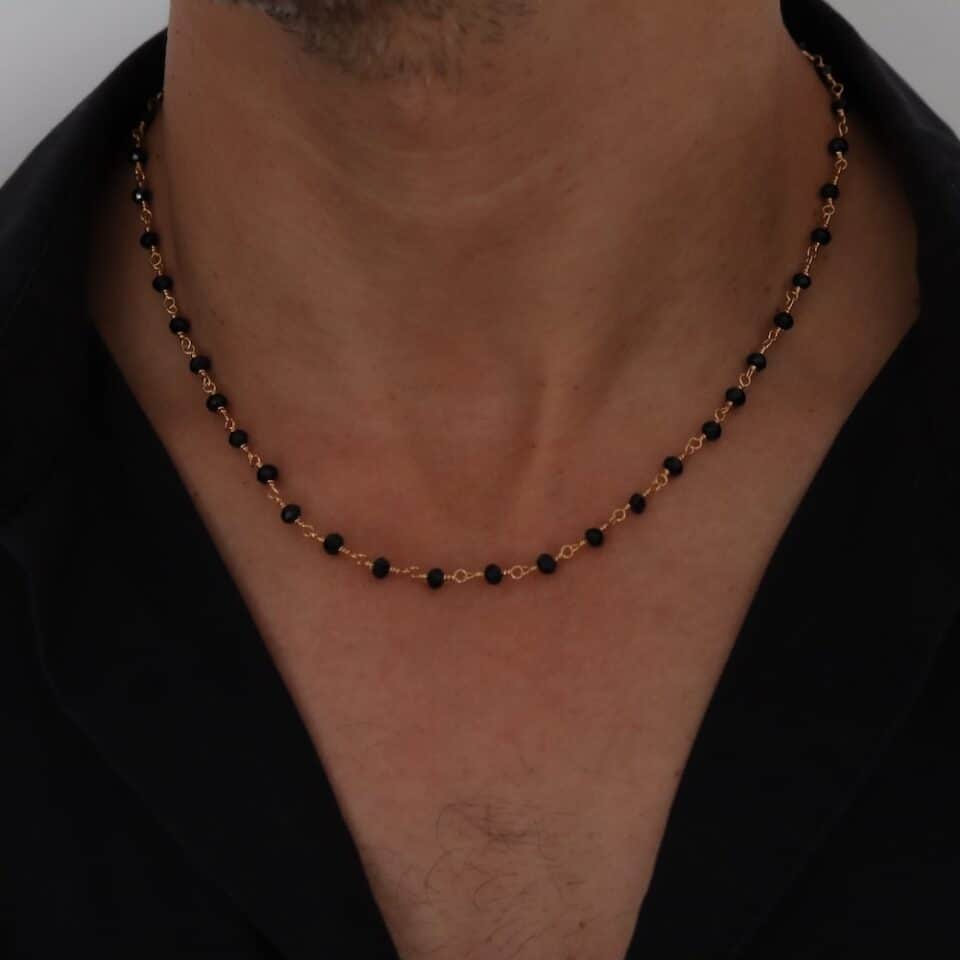 שרשרת זהב עם חרוזים שחורים