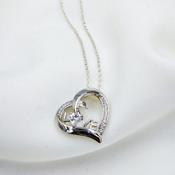 שרשרת Love משוצת אבנים בכסף