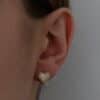 עגיל צמוד לב משובץ בציפוי זהב