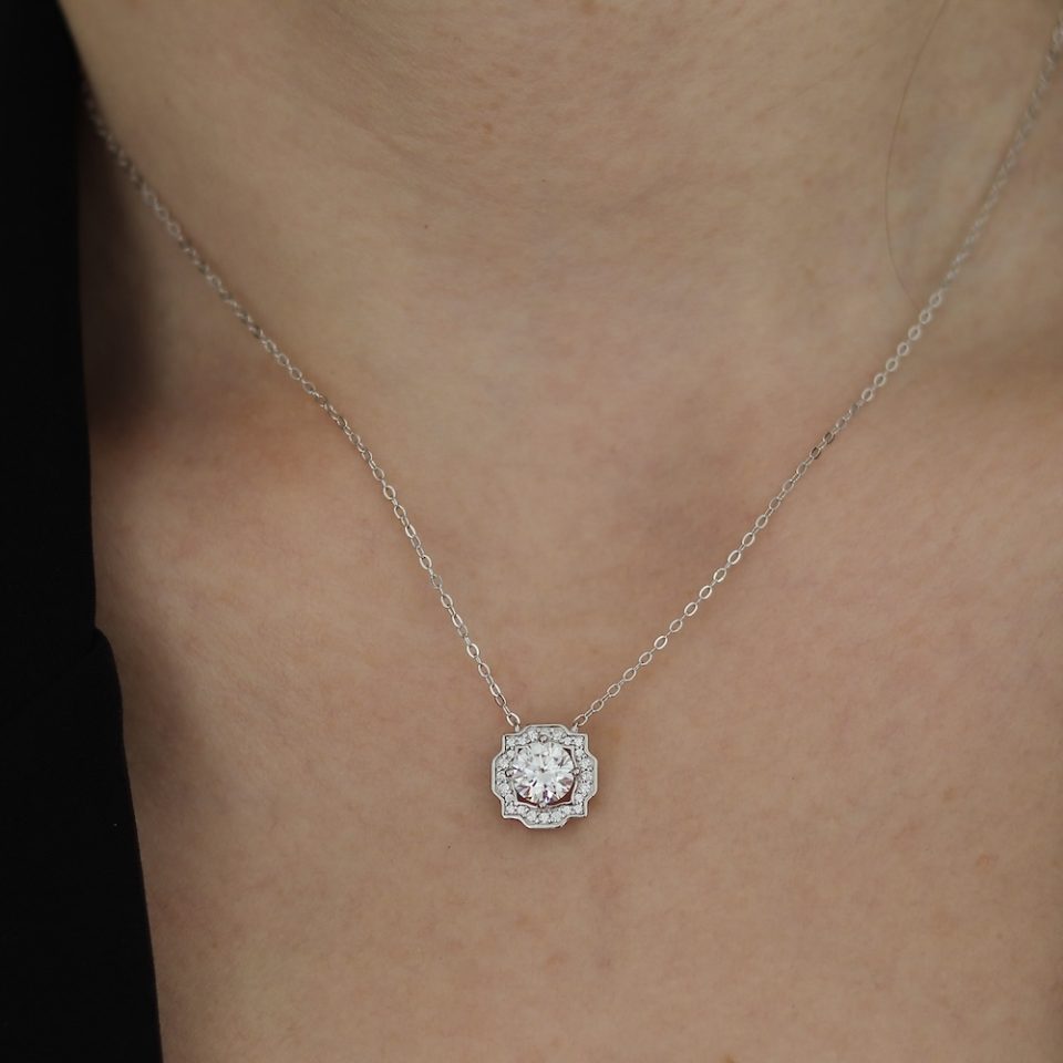 שרשרת כסף עם אבן מעבדה מואסנייט בצורה גאומטרית