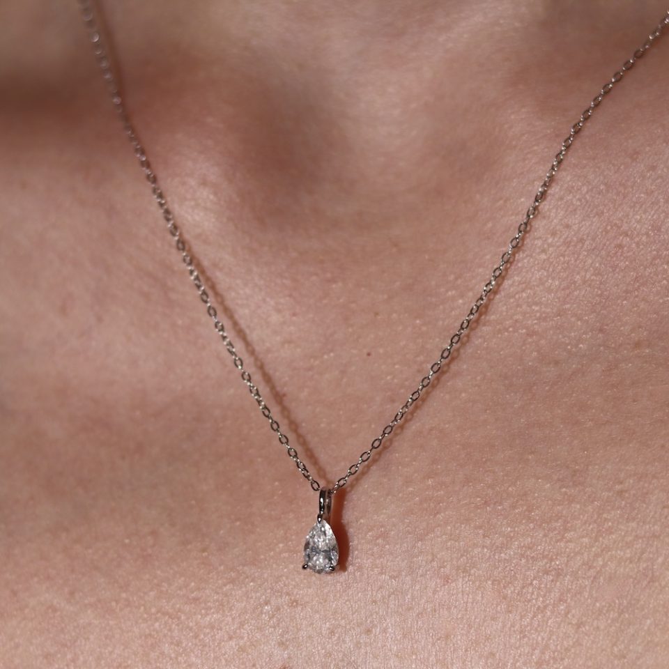 שרשרת כסף עם תליון משובץ באבן מואסנייט בצורת טיפה