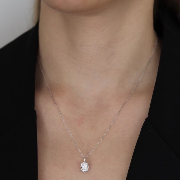 שרשרת כסף עם תליון אבן מעבדה מוסונייט אובלי 2 קראט