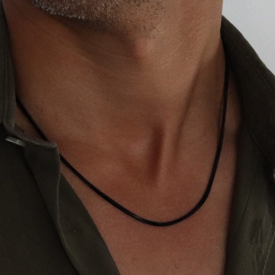 שרשרת שחורה דקה לגבר
