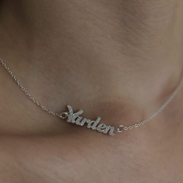 שרשרת כסף עם תליון משובץ אבנים עם השם Yarden