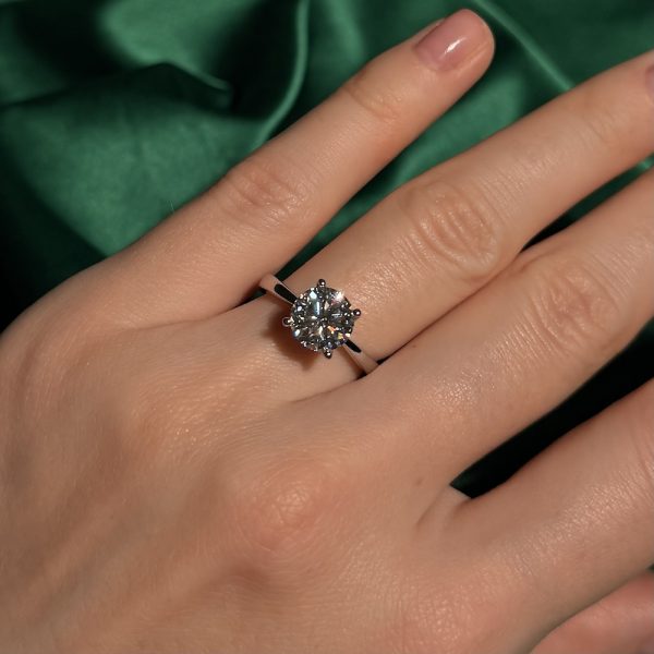 טבעת כסף לאישה עם אבן מעבדה מוסונייט 2 קראט