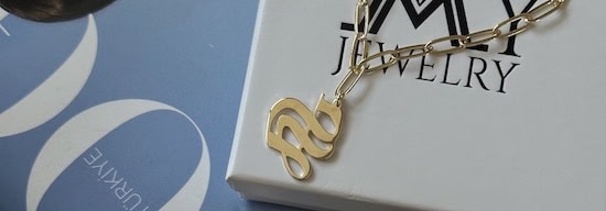 תליון אות R בציפוי זהב על קופסת My Jewelry