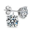 זוג עגילים צמודים קטנים משובצים באבני מעבדה מואסנייט 0.8 קראט