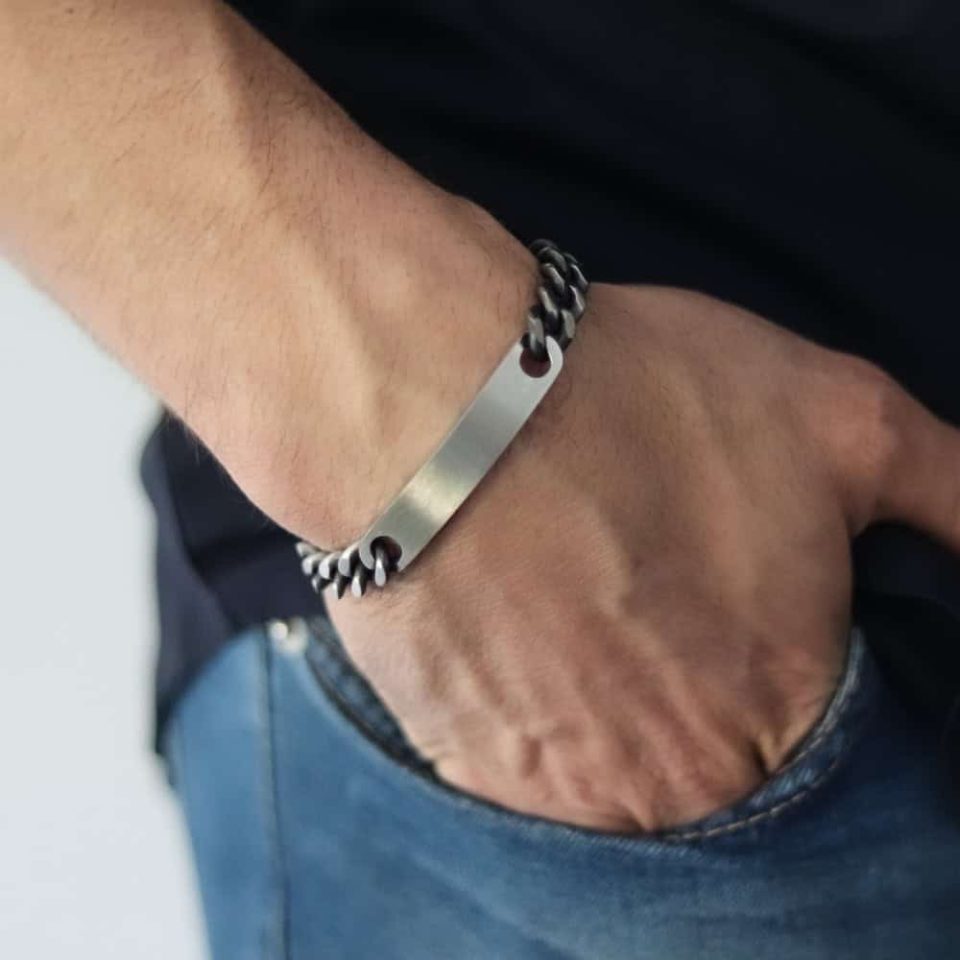 צמיד גורמט מושחר לגבר עם פס לחריטה