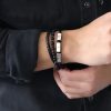 צמיד לגבר עם רצועות ושלושה תליוני מלבן לחריטה