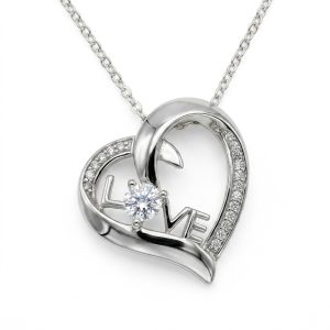 שרשרת כסף עם תליון לב והכיתוב love משובץ באבנים