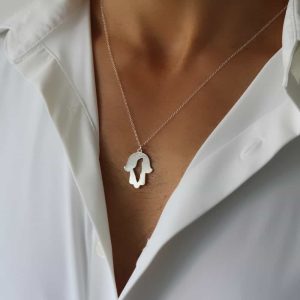שרשרת עם תליון חמסה בכסף ובתוכו חור בצורת מפת ארץ ישראל