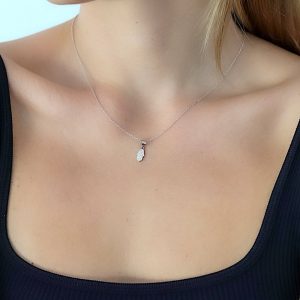 שרשרת עם תליון חמסה עדין ומשובץ
