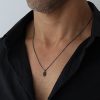 שרשרת עם תליון חמסה שחורה משובצת אבנים שחורות