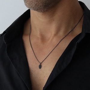 שרשרת עם תליון חמסה שחורה משובצת אבנים שחורות