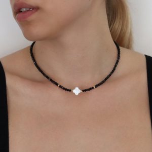 שרשרת חרוזים שחורים ותלתן לבן