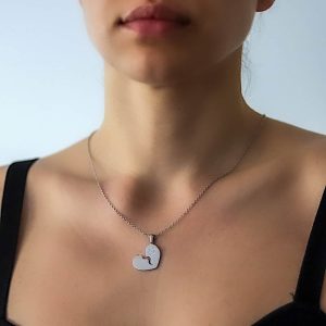 אישה עם שרשרת ותליון לב שבור ומגן ארץ ישראל