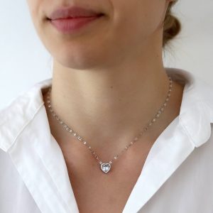 שרשרת לב צמודה בצבע כסף עם אבן זירקון