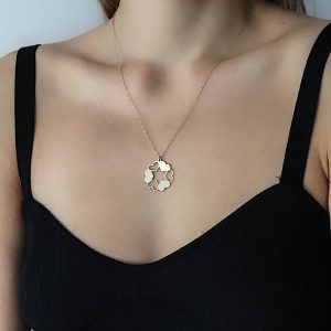 שרשרת לאישה עם תליון שלוש לבבות מלאים ושלוש לבבות חלולים מסביב לכוכב