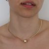שרשרת עם תליון קוביה ואות משובצת לאישה