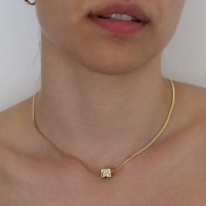 שרשרת עם תליון קוביה ואות משובצת לאישה