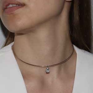 שרשרת קולר קשיחה מכסף עם תליון אבן מעבדה מוסונייט אובלי 2 קראט