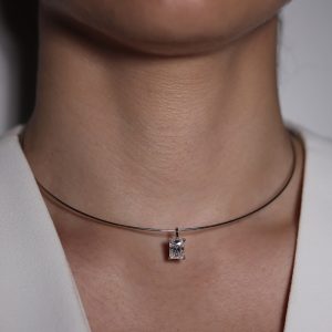 שרשרת קולר קשיחה מכסף עם תליון מלבן אבן מעבדה מוסנייט 2 קראט