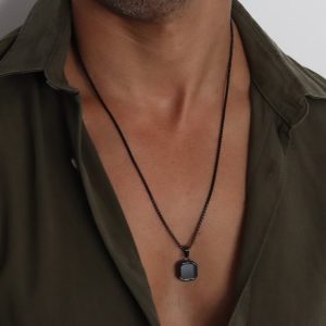 שרשרת שחורה לגבר עם חריטה