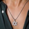 שרשרת כסף לגבר עם תליון מגן דוד משובץ באבני מעבדה מואסנייט