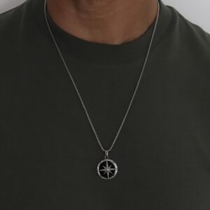 שרשרת כסף לגבר עם תליון מצפן עגול בשיבוץ שחור